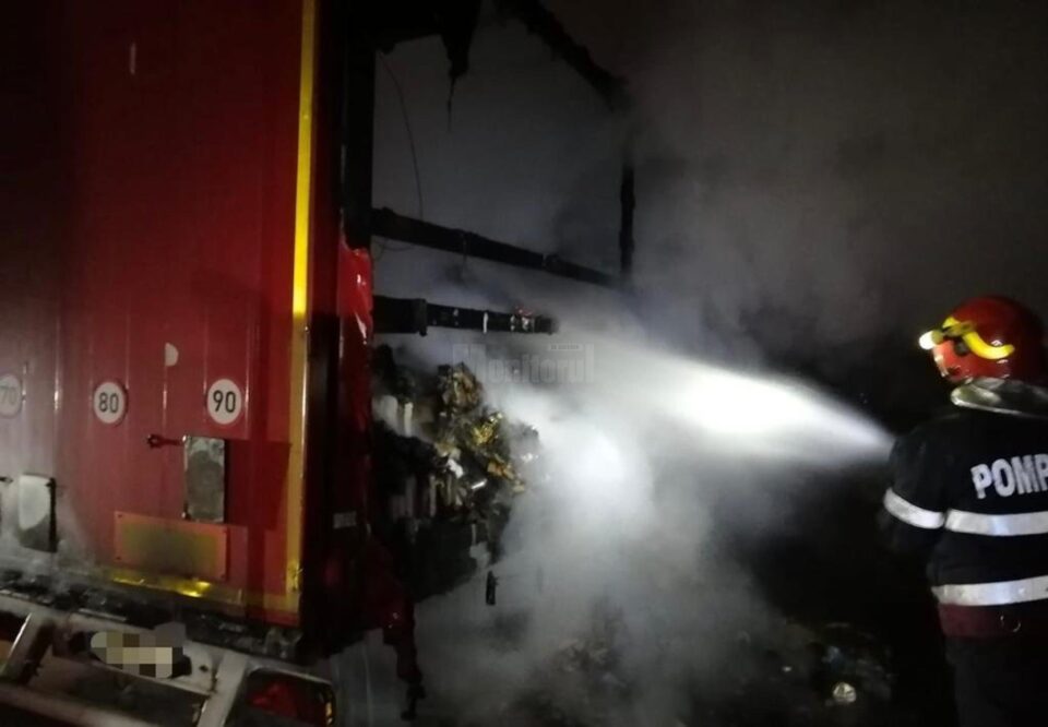 Tir încărcat cu alimente și detergenți, în flăcări în Fălticeni