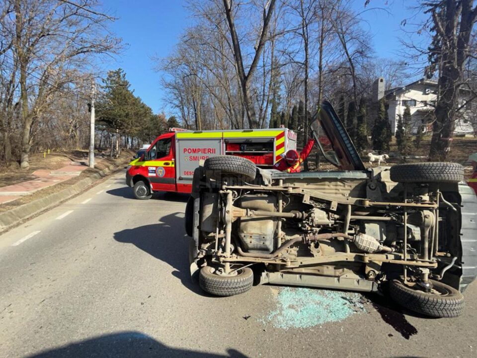 O mașină s-a răsturnat după un accident la Balada, la intrarea în Suceava