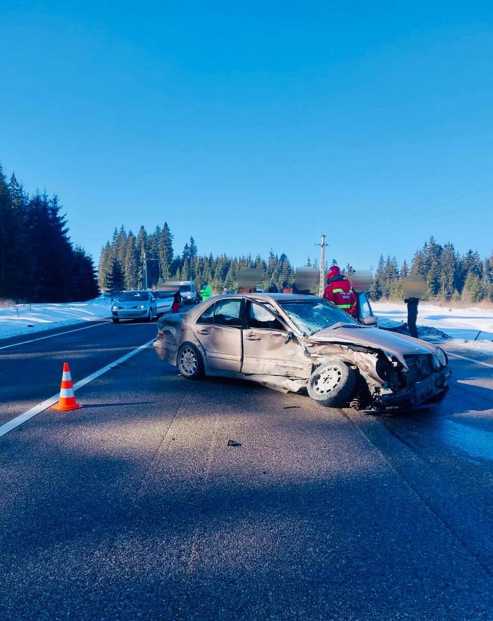Cele două mașini implicate în accidentul de la Poiana Stampei
