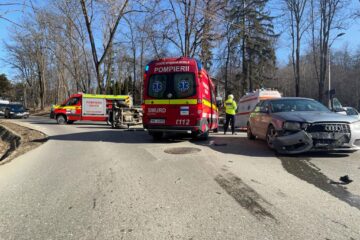 O mașină s-a răsturnat după un accident la Balada, la intrarea în Suceava