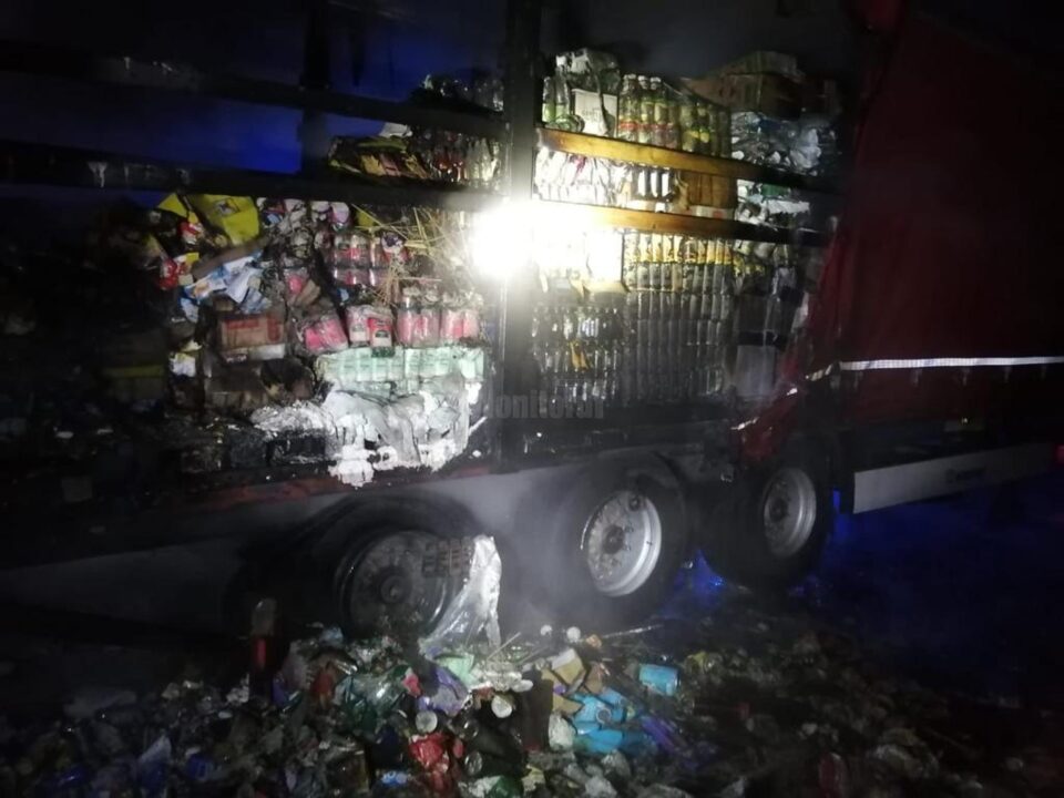 Tir încărcat cu alimente și detergenți, în flăcări în Fălticeni