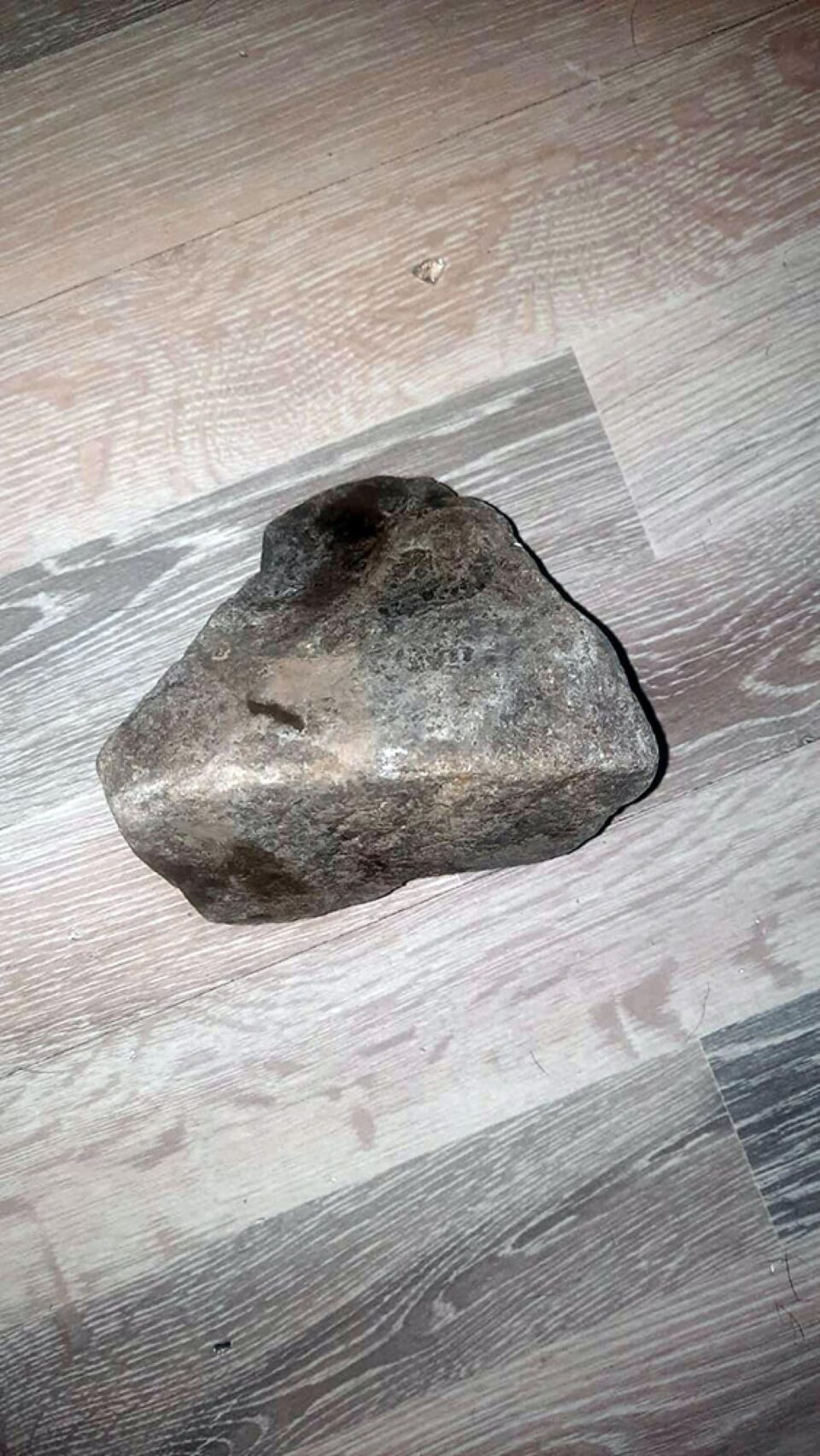 Bolovan ajuns în casa tinerei