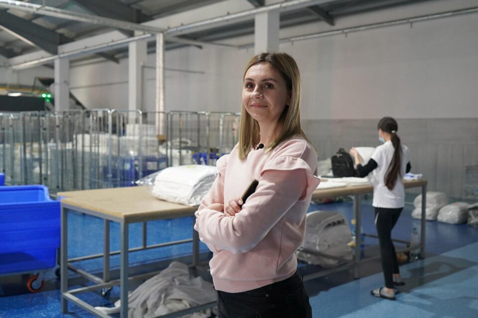 Alina: Avem puncte de lucru în Burdujeni, la Centrul Comercial Zimbu, la Shopping City. Mâine deschidem și la Iulius Mall.