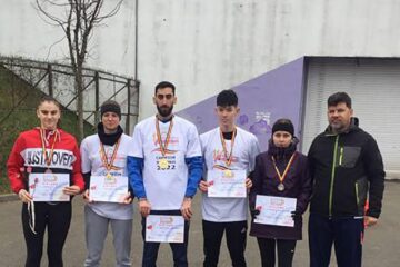 O parte dintre atleții de la CSM Suceava medaliați la Naționalele de marș, alături de antrenorul Radu Mihalescu