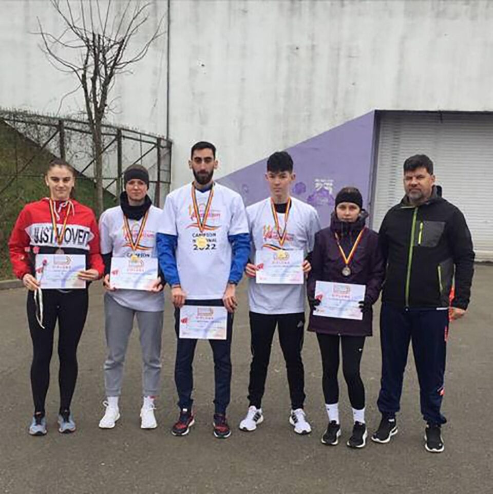 O parte dintre atleții de la CSM Suceava medaliați la Naționalele de marș, alături de antrenorul Radu Mihalescu O parte dintre atleții de la CSM Suceava medaliați la Naționalele de marș, alături de antrenorul Radu Mihalescu