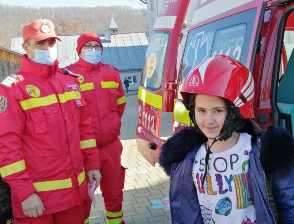 Lecții de prim ajutor „predate” elevilor de la Pătrăuți de către specialiști de la ISU „Bucovina”