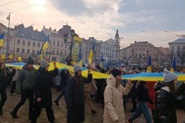 Sute de ucraineni, unii și cu cetățenie română, în stradă, la Cernăuți
