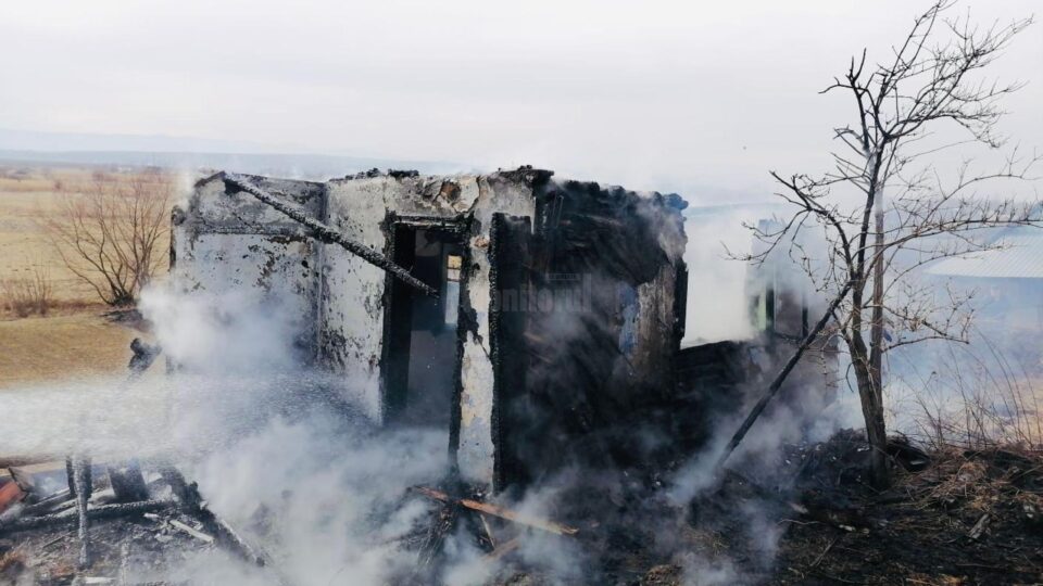 Anexa unei gospodării din Fântâna Mare a ars din cauza scânteilor zburate de la arderea unor resturi vegetale