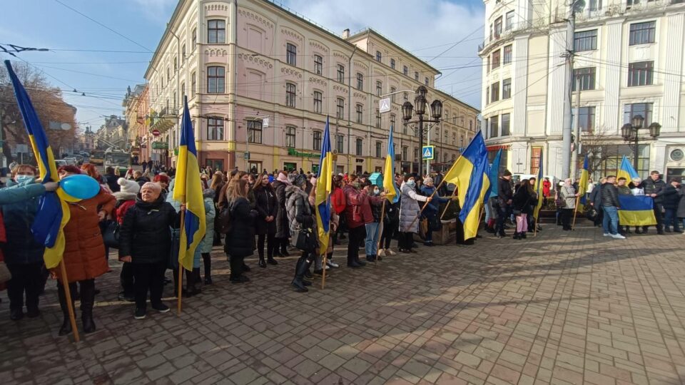 Sute de ucraineni, unii și cu cetățenie română, în stradă, la Cernăuți