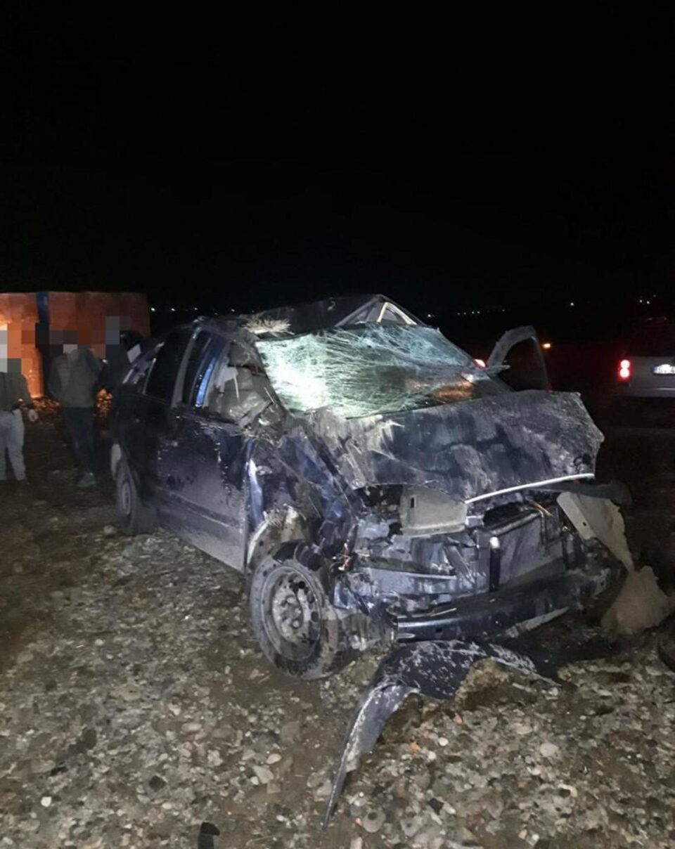 Doi tineri au scăpat ușor dintr-un accident violent, produs pe fond de viteză excesivă
