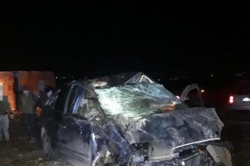 Doi tineri au scăpat ușor dintr-un accident violent, produs pe fond de viteză excesivă