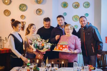 Surpriza deosebita pentru Cornelia Dumitrescu la sărbătorirea a 40 de ani de când a apărut oficial ciorba rădăuțeană
