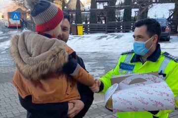 Tortul a venit cu mașina poliției pentru mezinul unei familii lovite de un incendiu devastator