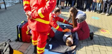 Lecții de prim ajutor „predate” elevilor de la Pătrăuți