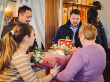 Surpriza deosebita pentru Cornelia Dumitrescu la sărbătorirea a 40 de ani de când a apărut oficial ciorba rădăuțeană