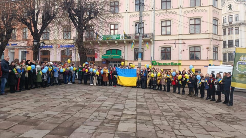 Sute de ucraineni, unii și cu cetățenie română, în stradă, la Cernăuți