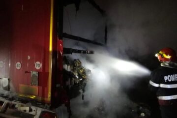 Tir încărcat cu alimente și detergenți, în flăcări, în Fălticeni