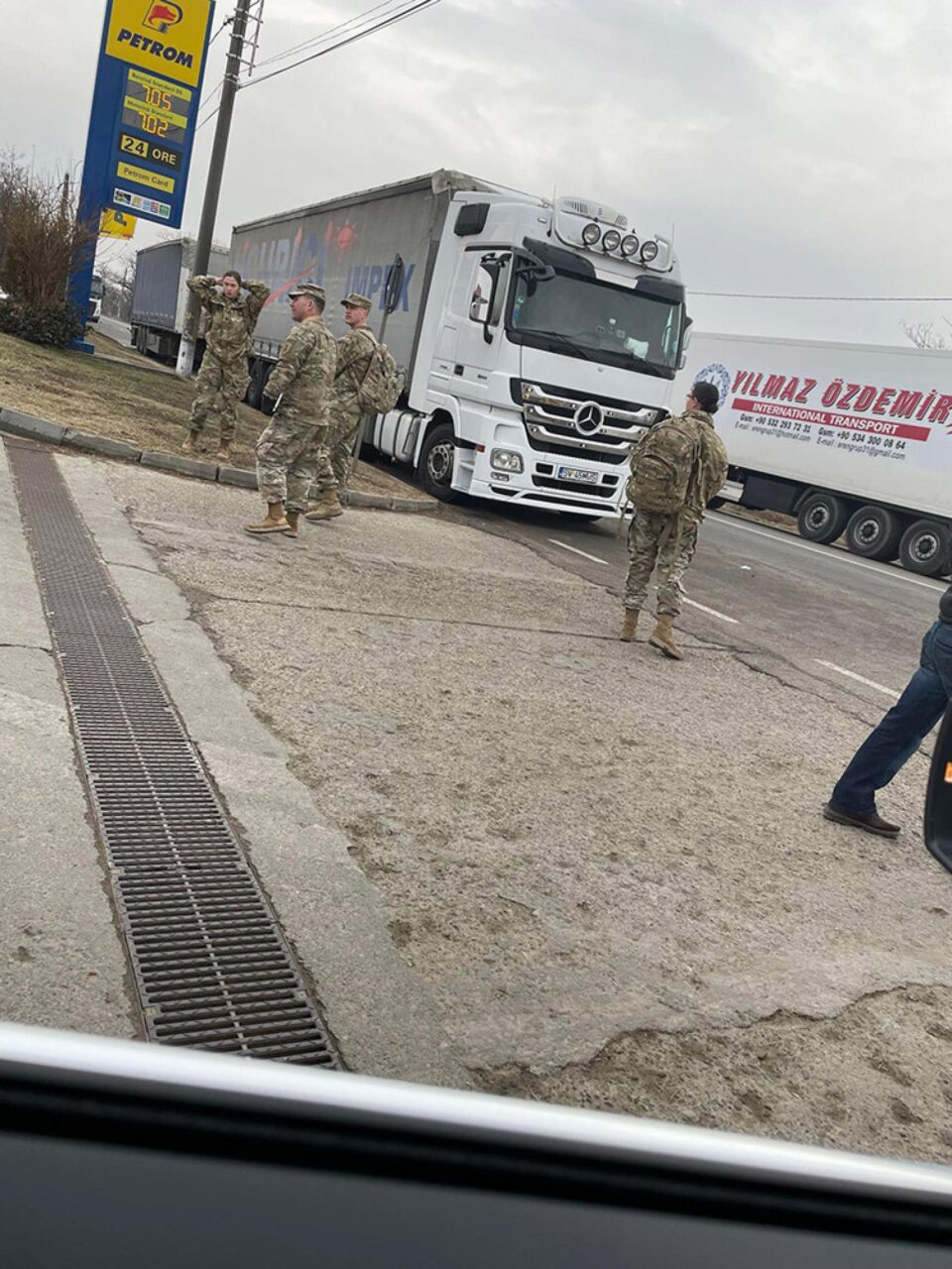 Militari americani veniți cu elicopterul la Vama Siret