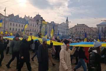 Sute de ucraineni, unii și cu cetățenie română, în stradă, la Cernăuți