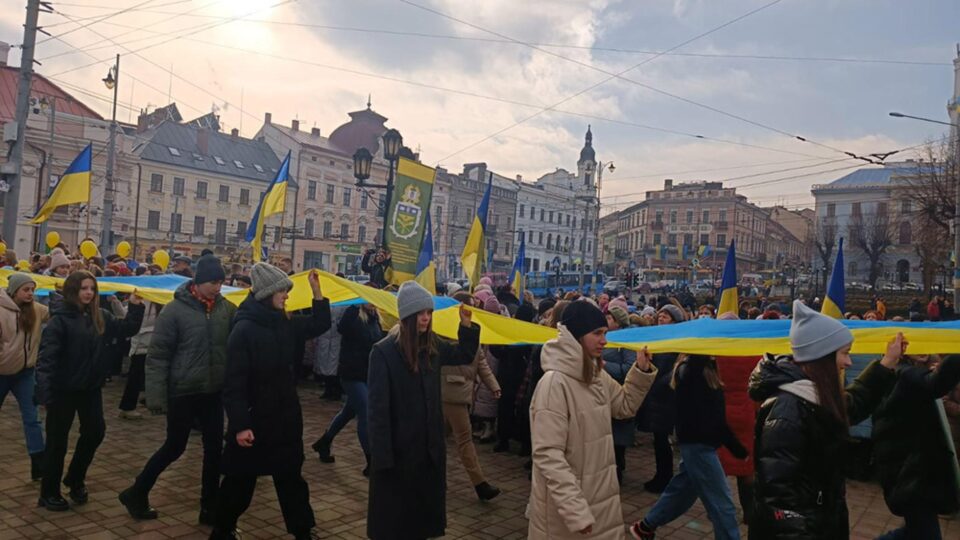 Sute de ucraineni, unii și cu cetățenie română, în stradă, la Cernăuți