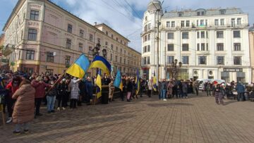 Sute de ucraineni, unii și cu cetățenie română, în stradă, la Cernăuți