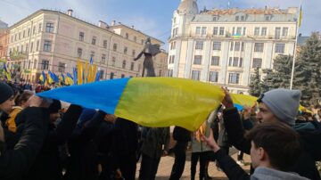 Sute de ucraineni, unii și cu cetățenie română, în stradă, la Cernăuți