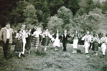 „S-a încins o horă mare”