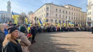 Sute de ucraineni, unii și cu cetățenie română, în stradă, la Cernăuți