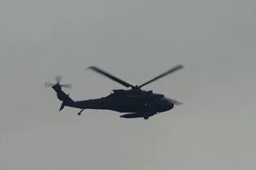 Elicopterul Blackhawk al americanilor, survoland Suceava - video Gusul Procopie Florin