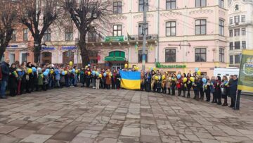 Sute de ucraineni, unii și cu cetățenie română, în stradă, la Cernăuți