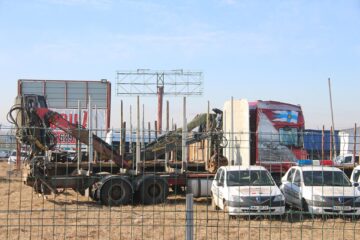 Camioane care ruginesc printre mașinile de poliție pregătite pentru casare