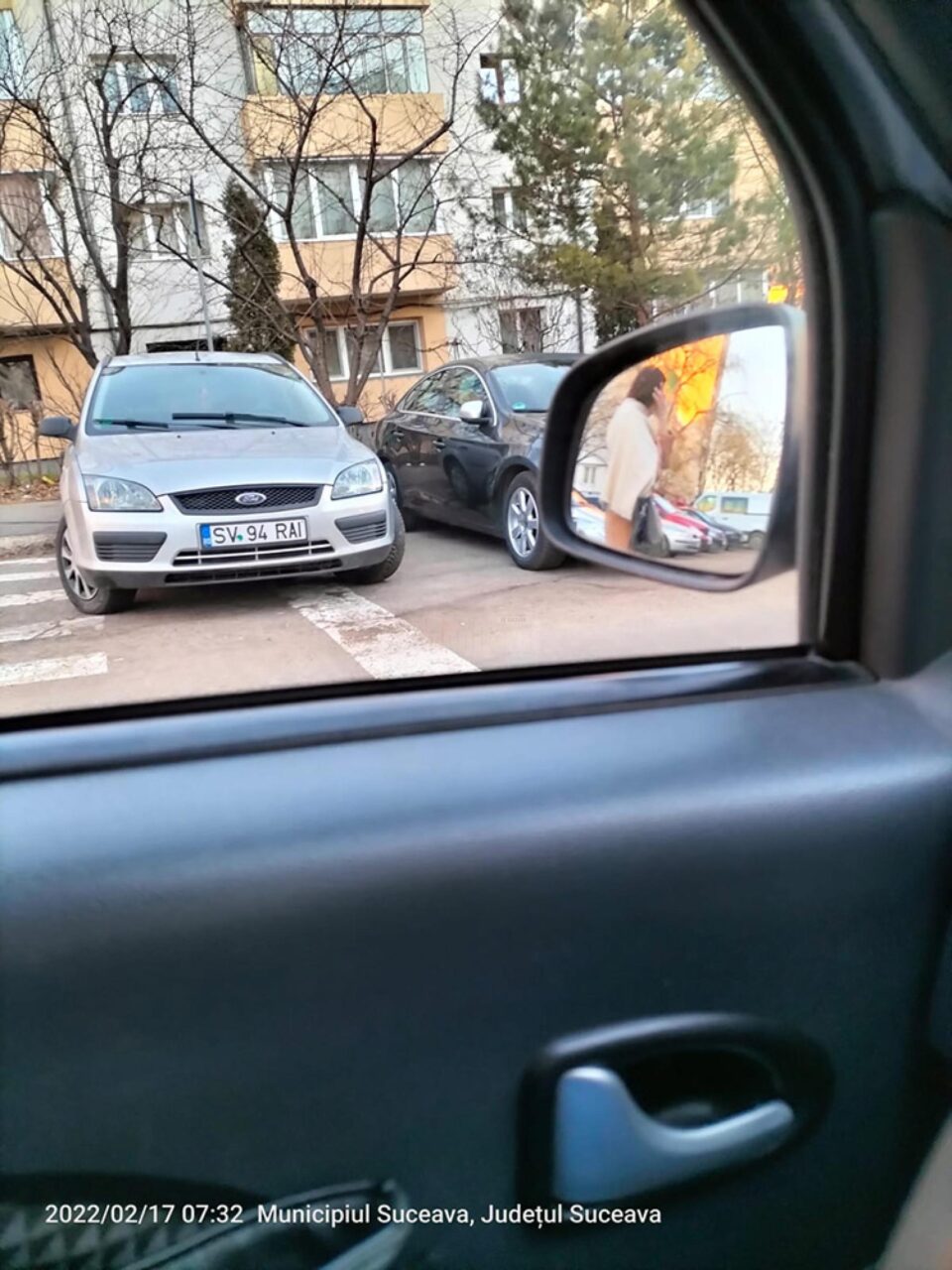 Mașini parcate pe treceri de pietoni