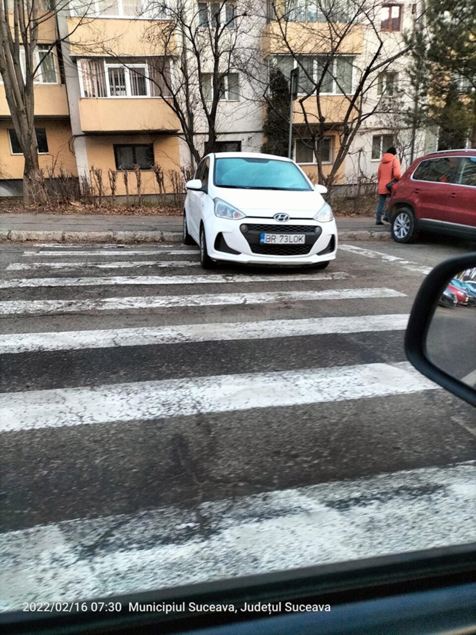 Mașini parcate pe treceri de pietoni