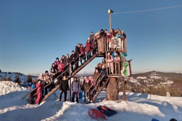 Sport și distracție la munte pe pârtie pentru tinerii ATOS: sanie, tubbing și ski