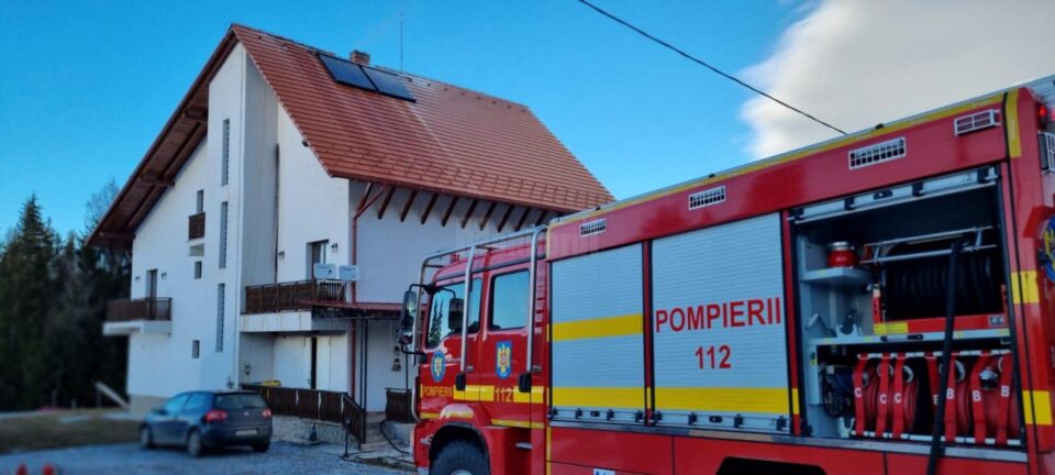 Incendiul a fost localizat și stins de pompieri