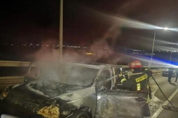 Mașina care a ars sâmbătă seară