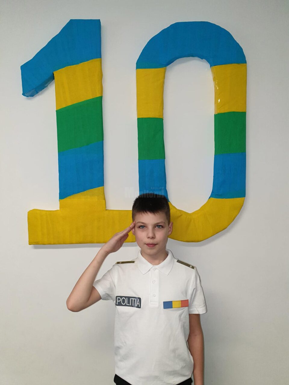 Iannis Matei Dumitrașcu a sărbătorit aniversarea de 10 ani în fața blocului, cu mascații poliției