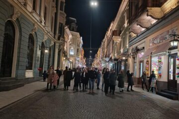 Viața pe principala arteră pietonală a orașului, Olga Kobelyanska, se derula duminică seară ca într-o zi normală