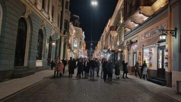 Viața pe principala arteră pietonală a orașului, Olga Kobelyanska, se derula duminică seară ca într-o zi normală