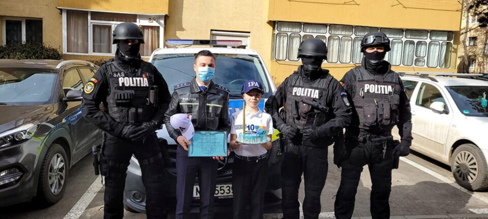 Iannis Matei Dumitrașcu a sărbătorit aniversarea de 10 ani în fața blocului, cu mascații poliției