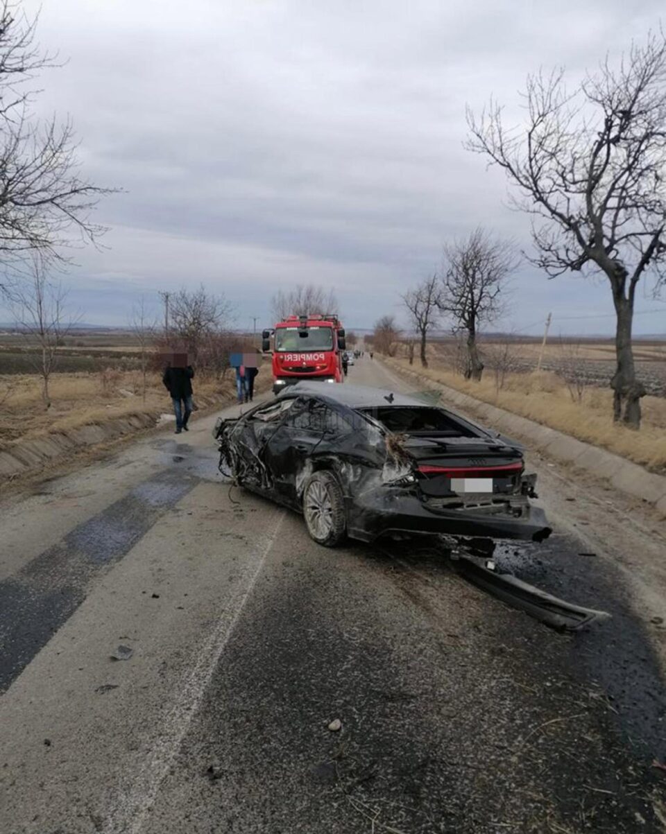 Doi adulți și doi copii la spital, după un impact între două mașini