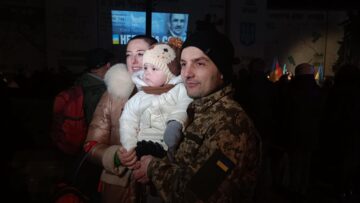 Viața pe principala arteră pietonală a orașului, Olga Kobelyanska, se derula duminică seară ca într-o zi normală