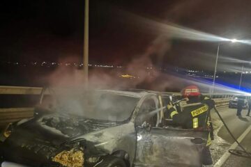 O mașină a ars violent pe șoseaua de centură a Sucevei