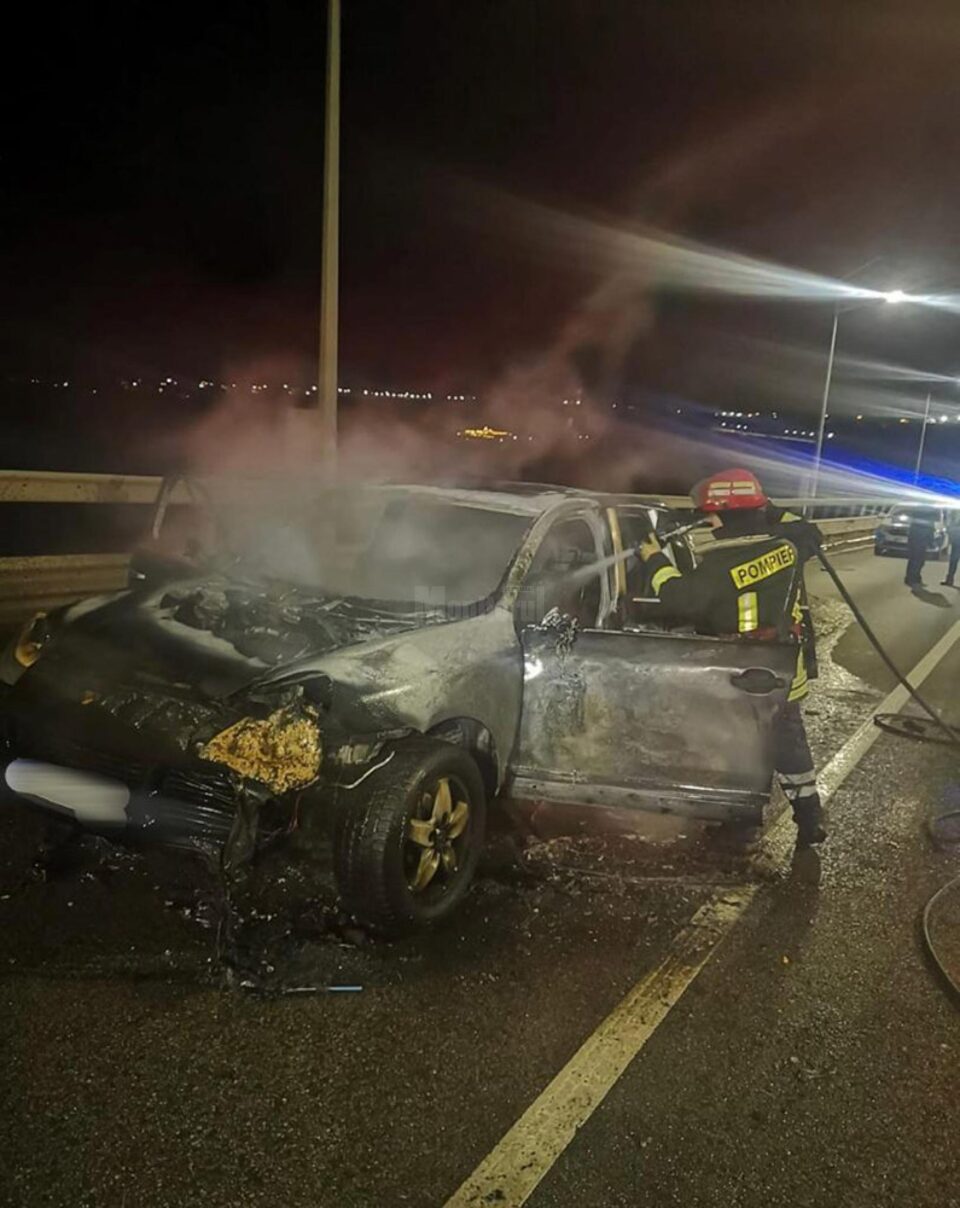 O mașină a ars violent pe șoseaua de centură a Sucevei
