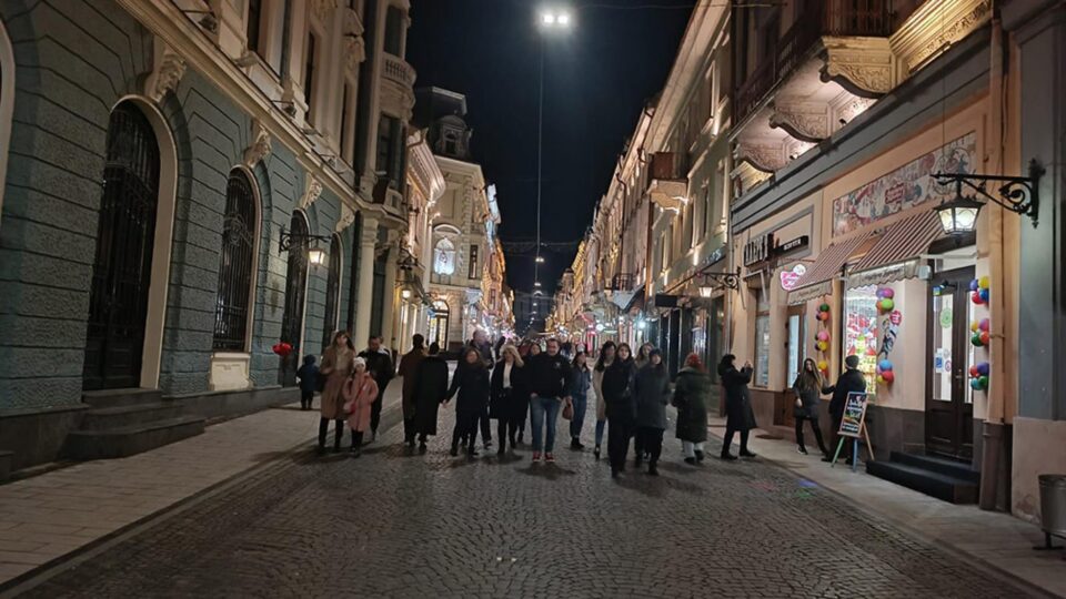 Viața pe principala arteră pietonală a orașului, Olga Kobelyanska, se derula ca într-o zi normală Viața pe principala arteră pietonală a orașului, Olga Kobelyanska, se derula ca într-o zi normală
