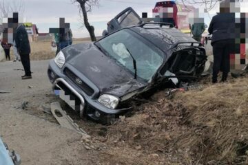 Autoturismul în care se aflau cei patru oameni răniți, la Bălcăuți