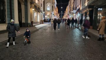 Principala arteră pietonală a orașului era plină de oameni, tineri, dar și mulți părinți cu copii