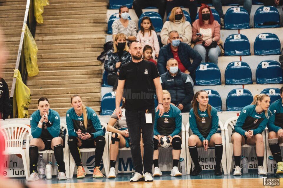 Adi Chiruț a început perfect prima sa experiență în handbalul feminin. Foto Theodor Tudose Adi Chiruț a început perfect prima sa experiență în handbalul feminin. Foto Theodor Tudose