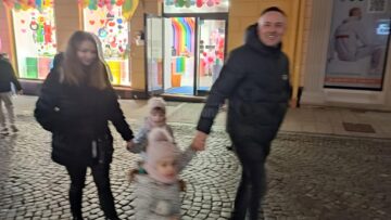 Principala arteră pietonală a orașului era plină de oameni, tineri, dar și mulți părinți cu copii