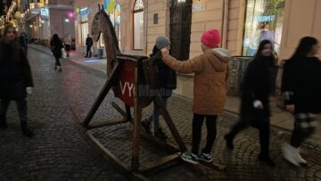 Viața pe principala arteră pietonală a orașului, Olga Kobelyanska, se derula ca într-o zi normală